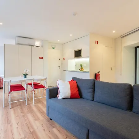 Host Wise - Large Colourful Flats - Ace Location Апартаменты
