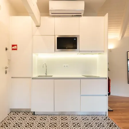 Host Wise - Large Colourful Flats - Ace Location Апартаменты