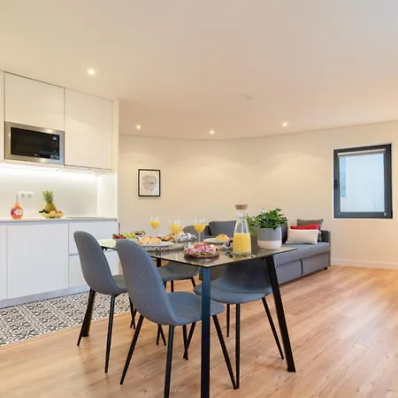 Host Wise - Large Colourful Flats - Ace Location Apartman