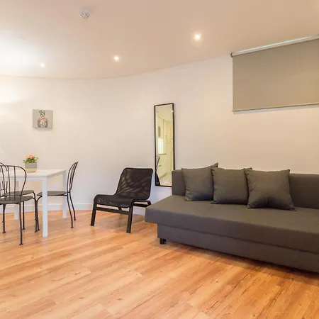 Host Wise - Large Colourful Flats - Ace Location Апартаменты *