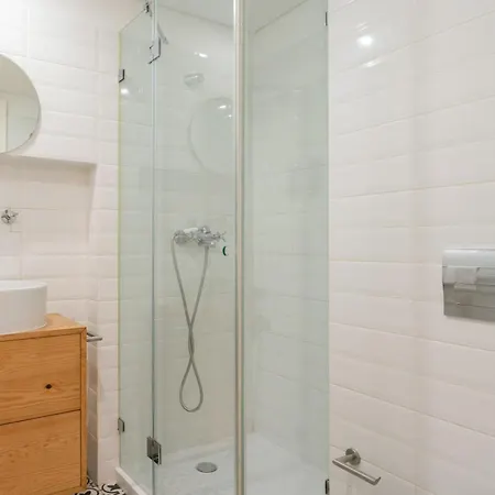 Апартаменты Host Wise - Large Colourful Flats - Ace Location Вила-Нова-ди-Гая