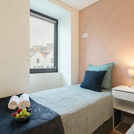 Host Wise - Large Colourful Flats - Ace Location *