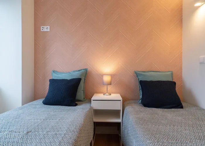 Host Wise - Large Colourful Flats - Ace Location Apartment