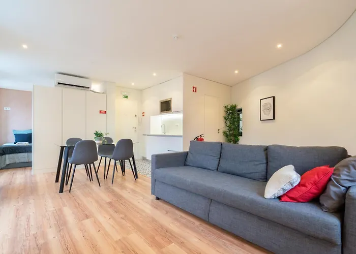 Host Wise - Large Colourful Flats - Ace Location *